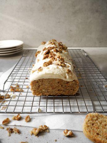 Aufgeschnittener veganer Zitronenkuchen