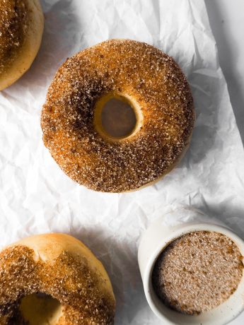 Ein Donut mit Zucker und Zimt