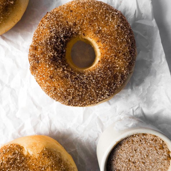 Ein Donut mit Zucker und Zimt